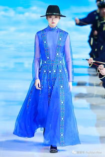 蒙古族元素閃耀T臺(tái) 傳統(tǒng)服飾驚艷中國(guó)國(guó)際時(shí)裝周