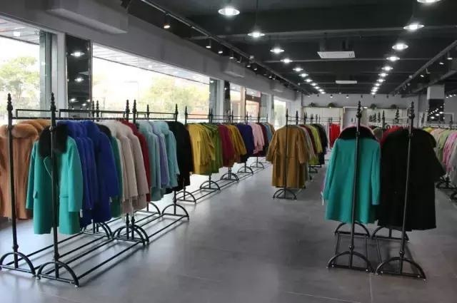 反季大促風暴來襲！南通XX服裝工廠店價格擊穿底線，全城搶購熱潮一觸即發！